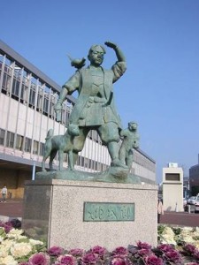 立於岡山車站前的桃太郎銅像。 來源：維基百科