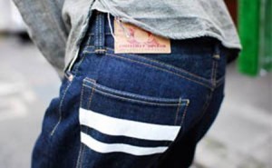 在全世界廣受注目的桃太郎Jeans「出陣」，採用15.7oz的超厚丹寧布，一條要價23760日幣……圖片來源