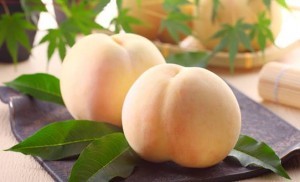 超大顆的「岡山夢白桃」，產季是八月中下旬。