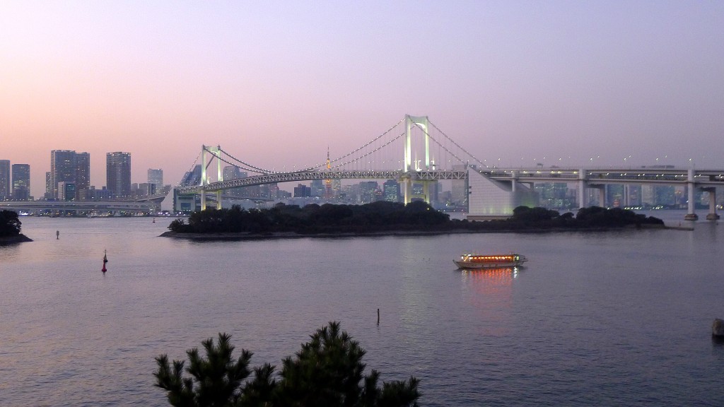 每到東京必去彩虹大橋，神聖地位和鐵塔不相上下，目前Sky Tree還比不上！（李冠瑩提供）