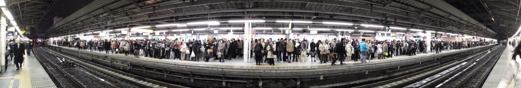 父親說，想再去新宿車站口找親戚家的麵店，可是爸，新宿車站有100個出口啊⋯⋯（其實也沒有）
