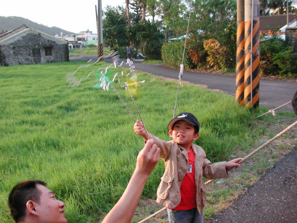 手作的鷹風車是孩子的目光焦點（Photo by 彭淑貞）