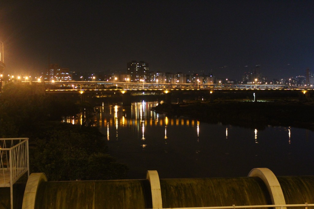 永福橋夜景，最前方為自來水走的水管路