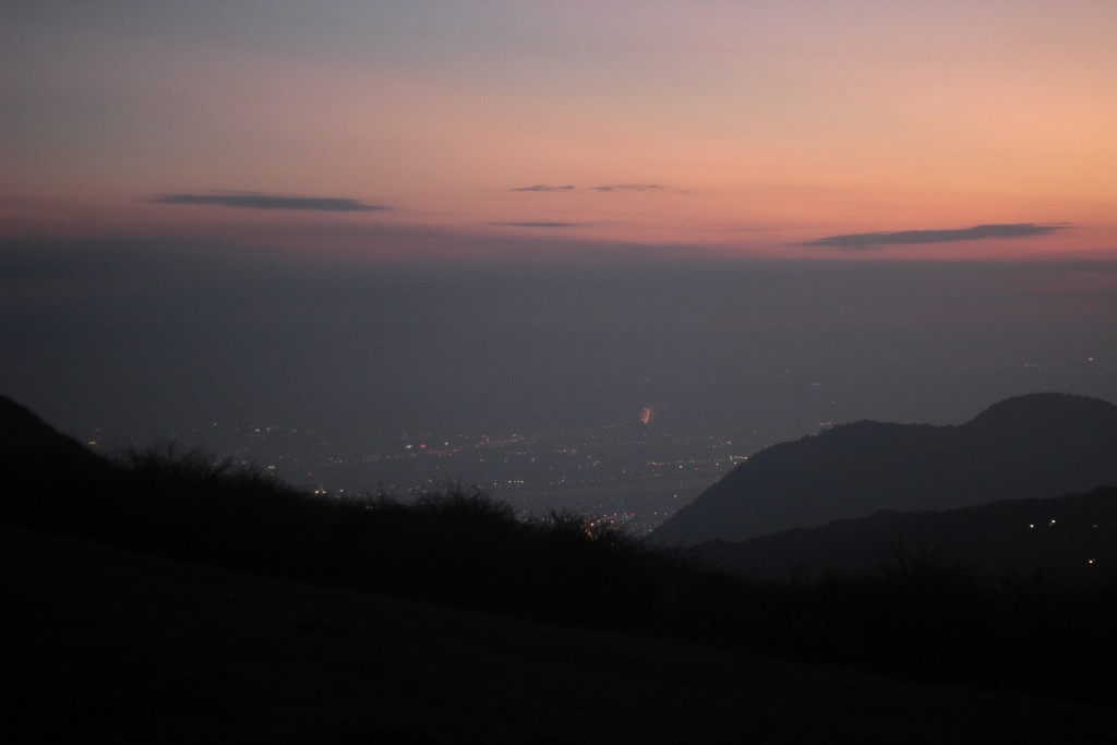 亮起點點燈光的台北盆地。（Photo by Looky）