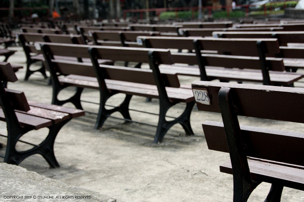 音樂台區大量長椅，不用席地而坐弄髒褲子。（Photo by sun_line）