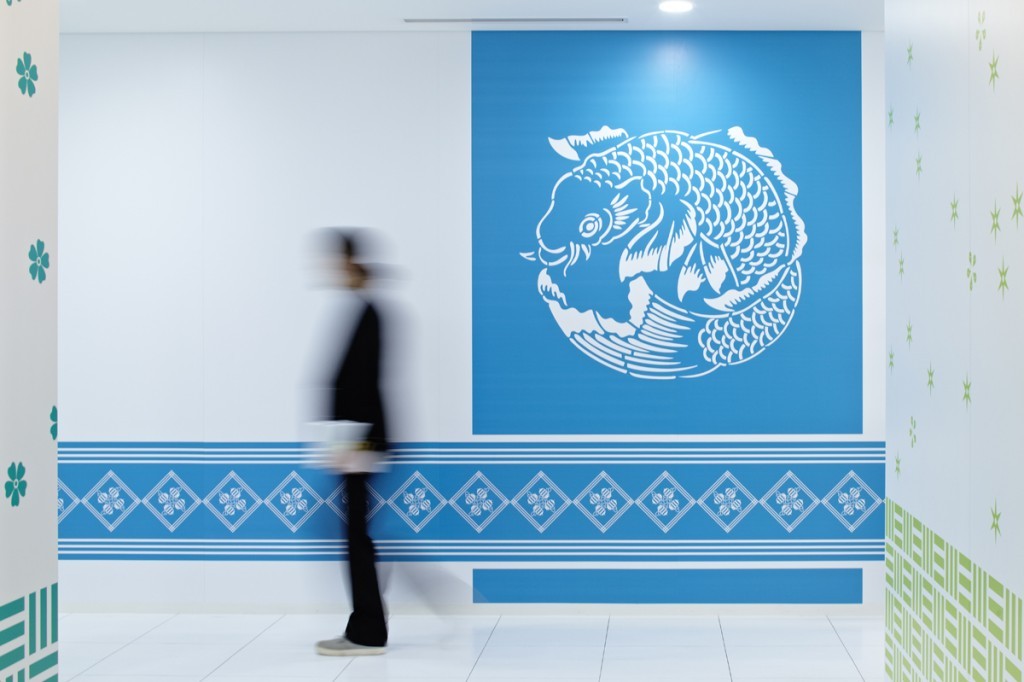 牆面上的錦鯉圖示帶有吉祥喜慶意涵。（Photo by Koichi Torimura）