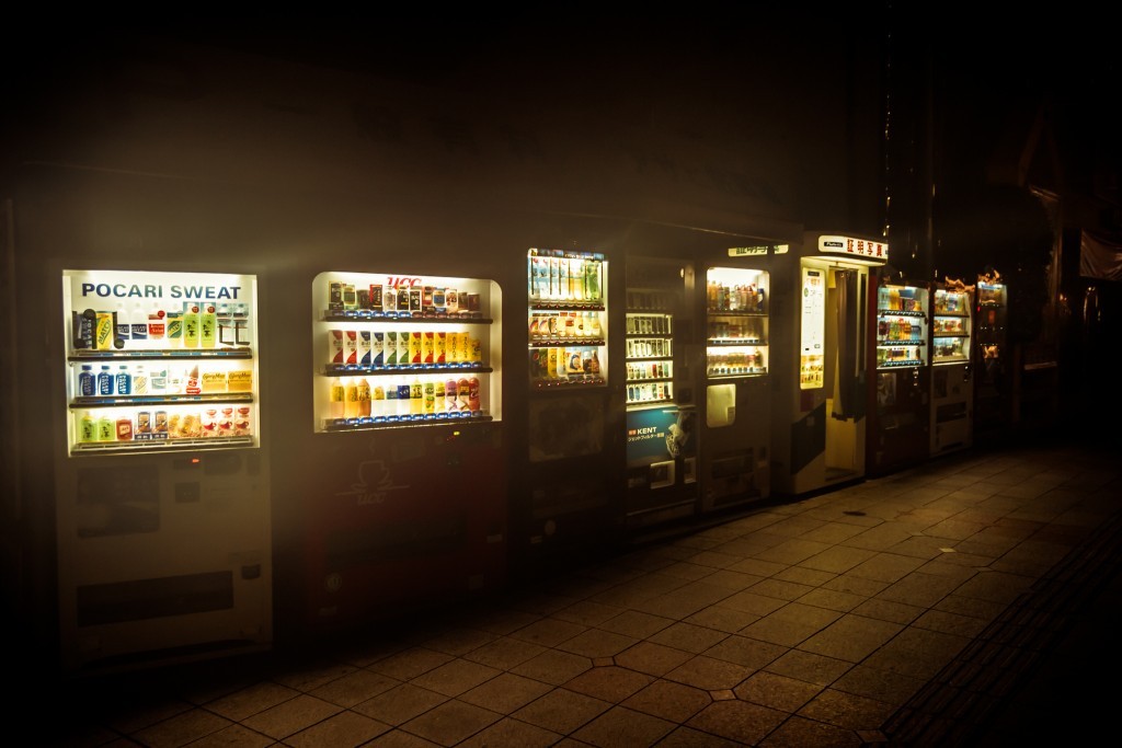 喝Orion，夜間的販賣機是旅人綠洲（Photo by Alexander Synaptic.@Flickr）