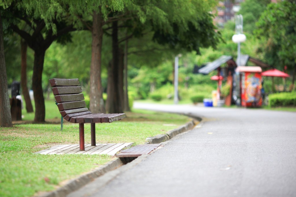 園區內林木蓊鬱，可坐之處甚多，沒帶野餐墊也能放心出門。（Photo by Bumblebee Photography）