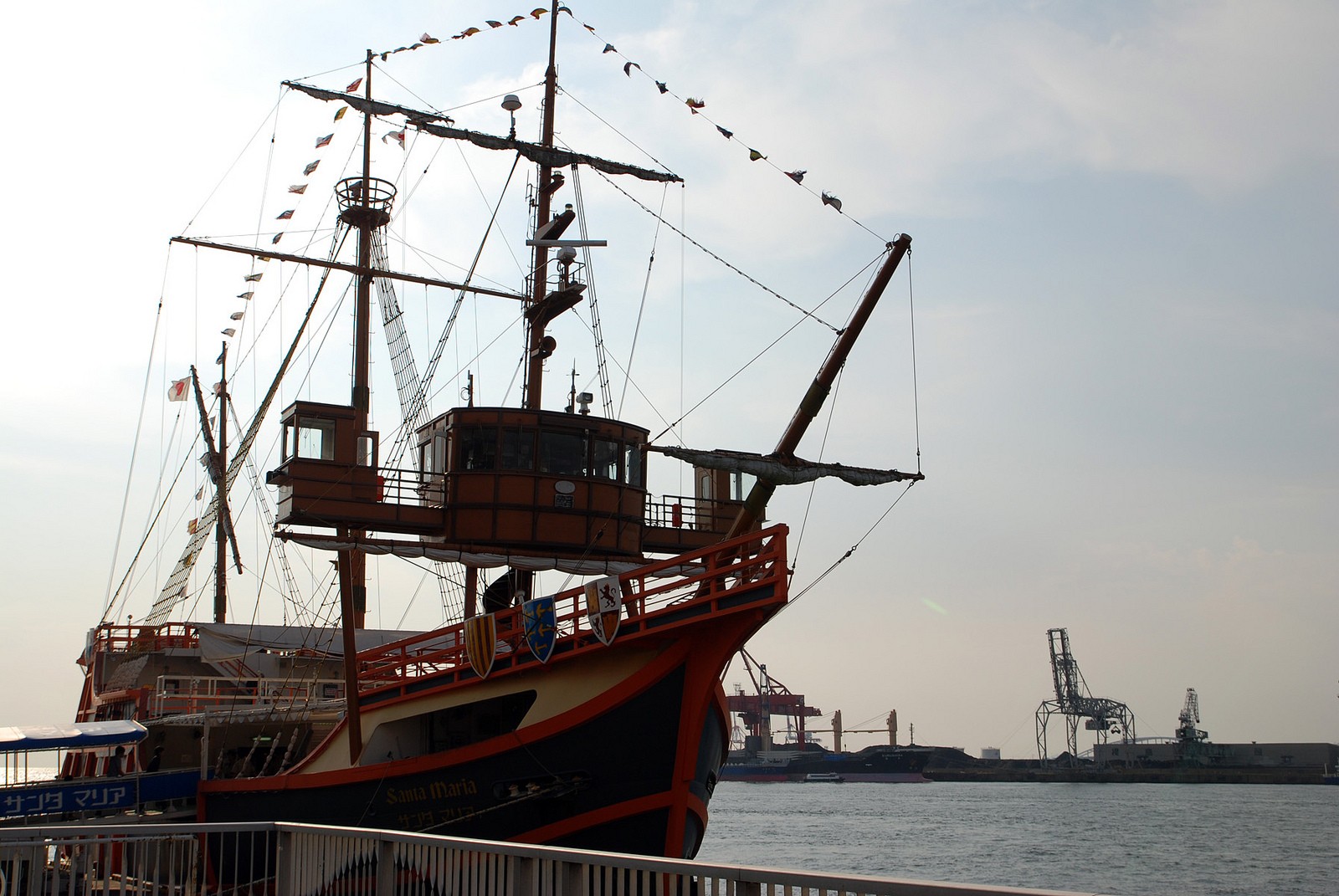 坐在豪華復古帆船上遊港，而且還是免費，怎能叫省錢媽不心動？（Photo by losbit lowspeed @ Flickr）