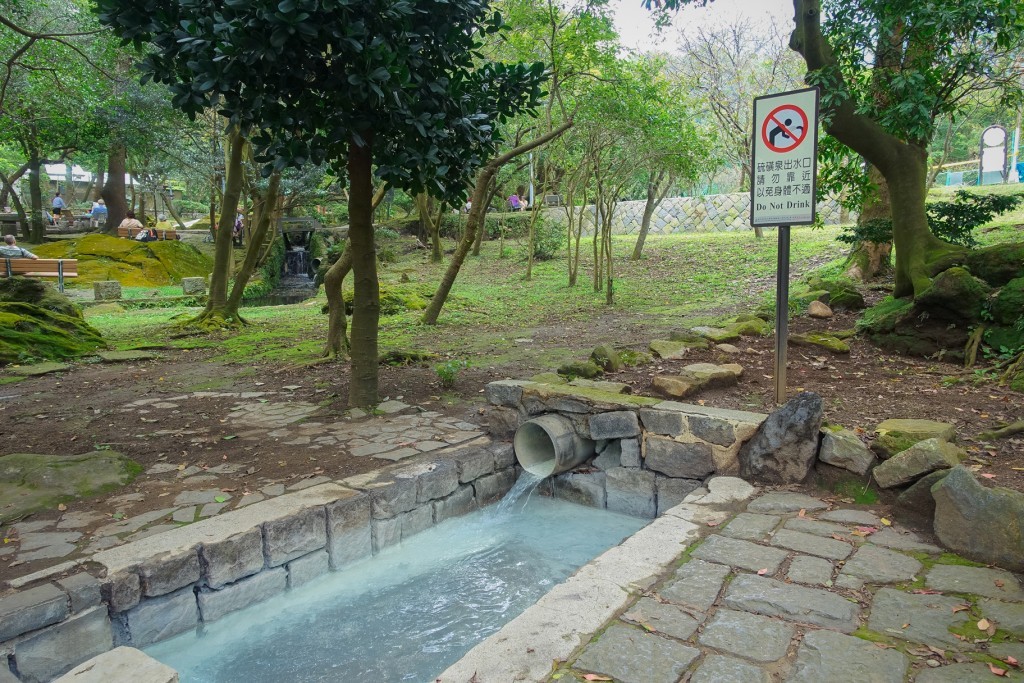 綠意盎然的天然野溪溫泉，台北最多松鼠的公園 溪流上頭是陽明山溫泉出水口，空氣裡瀰漫著淡淡的硫磺味。
