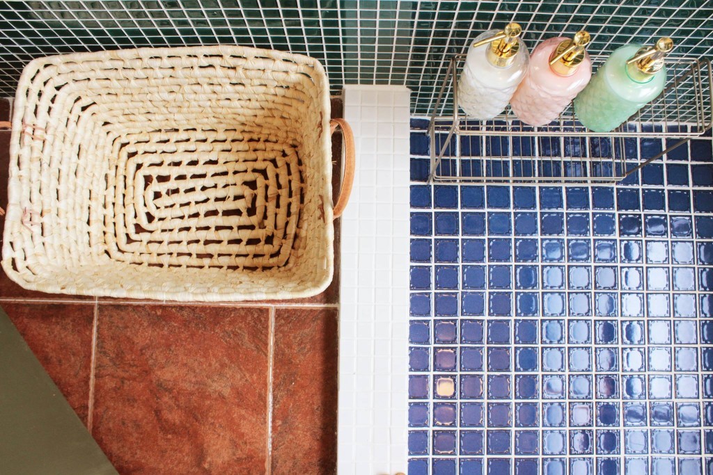 簡單乾淨的淋浴間，提供簡單的公用備品。