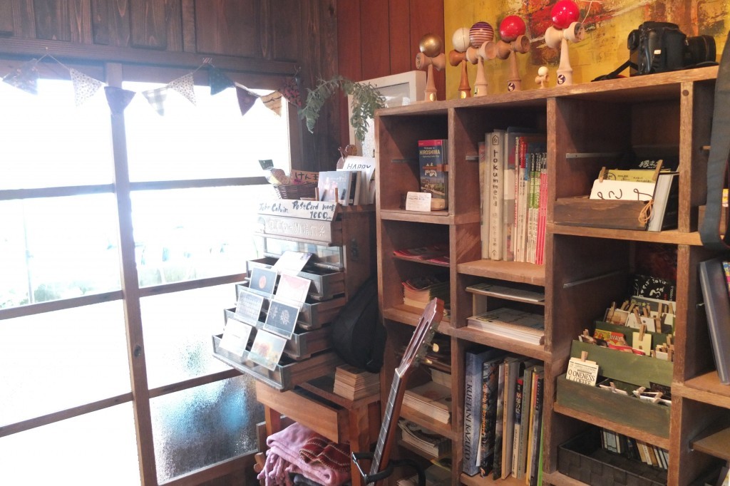 入口處的書架，有各種語言的廣島導覽手冊與旅遊相關書籍。