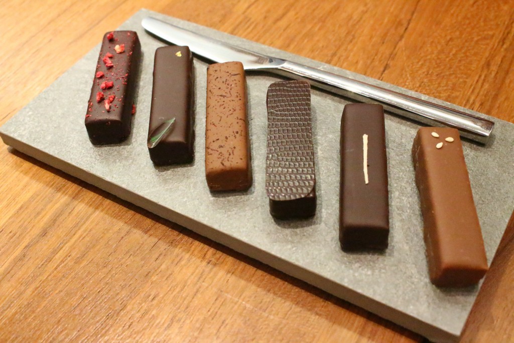 選用台灣食材東西混搭的六味巧克力。